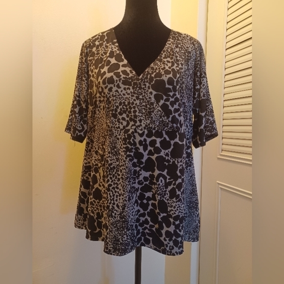 B- Slim cross front v neck blouse - Picture 1 of 5